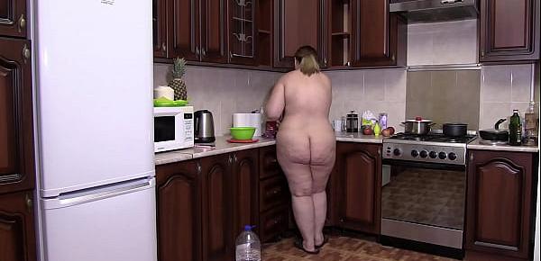  Naked BBW with a juicy PAWG loves to cook dinner without clothes Homemade fetish